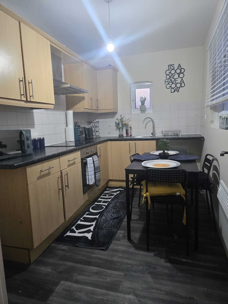 Charming Wolverhampton Apartment With Private Entrance