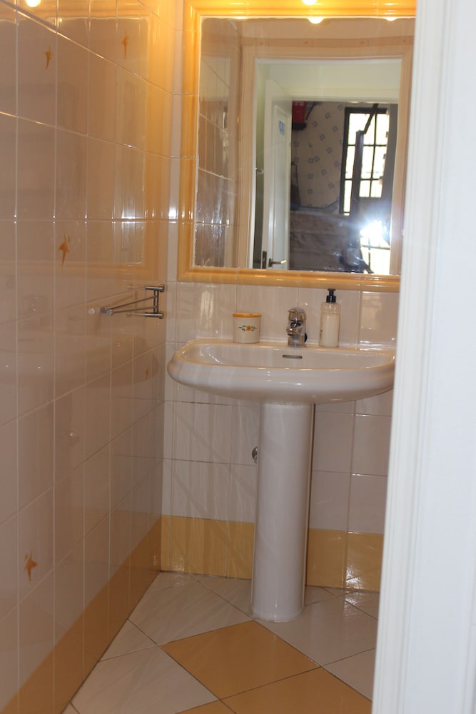Ericeira Chill Hill Hostel & Private Rooms - Peach Garden