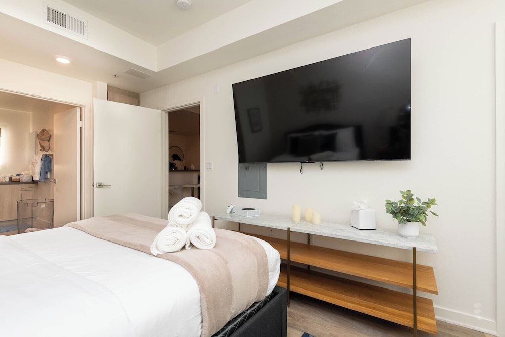 Hollywood Apartment Near Walk of Fame