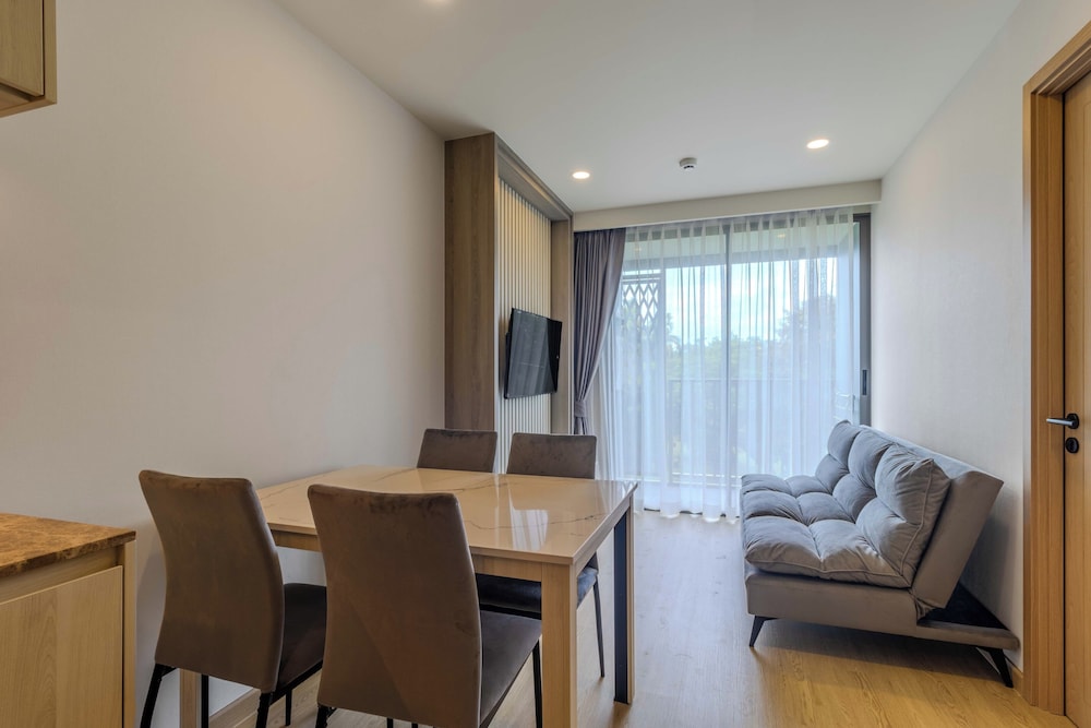 Prime Location 1BR Near Beach Club C240
