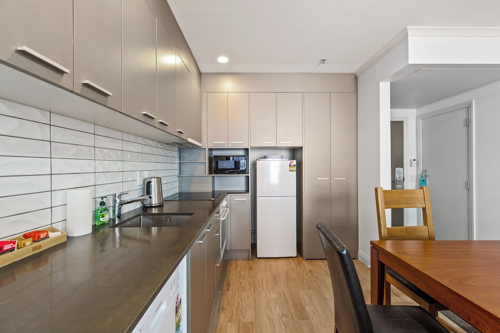 City Getaway 1BR Apt w Pool & Gym I Zodiak Stays