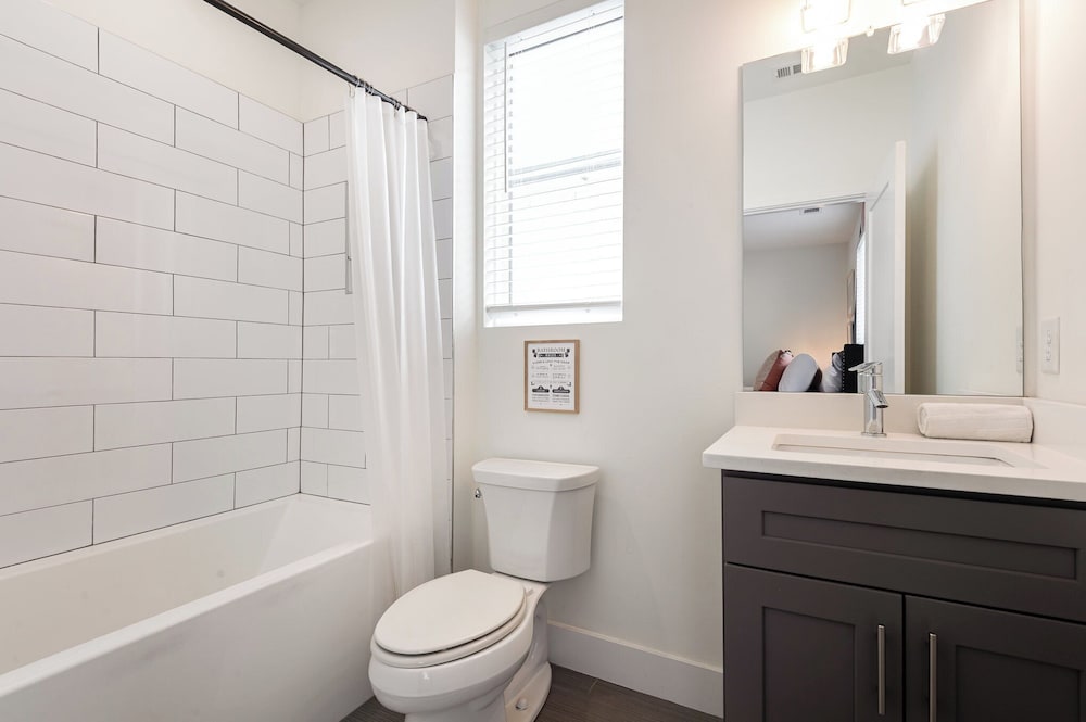 Citrine-private Patio & Balcony-near Germantown