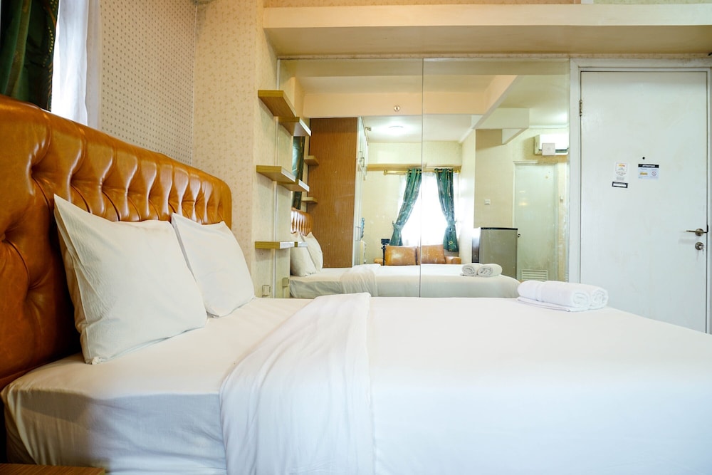 Furnished Studio with Comfortable Design Green Pramuka Apartment view 4