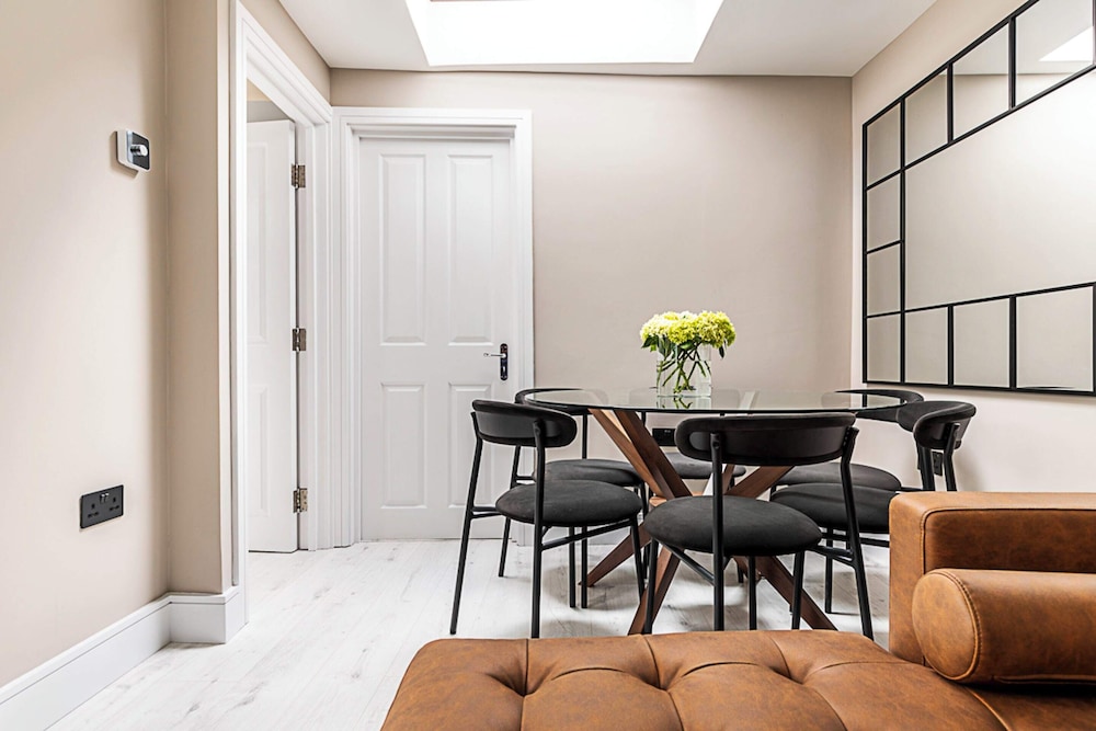 Luxurious 3 Bed Flat With Patio and Garden
