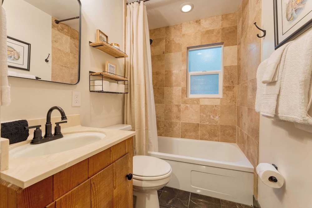Westlake Cabin by Avantstay Hot Tub, Near Skiing, Walk to Restaurants & Lake!