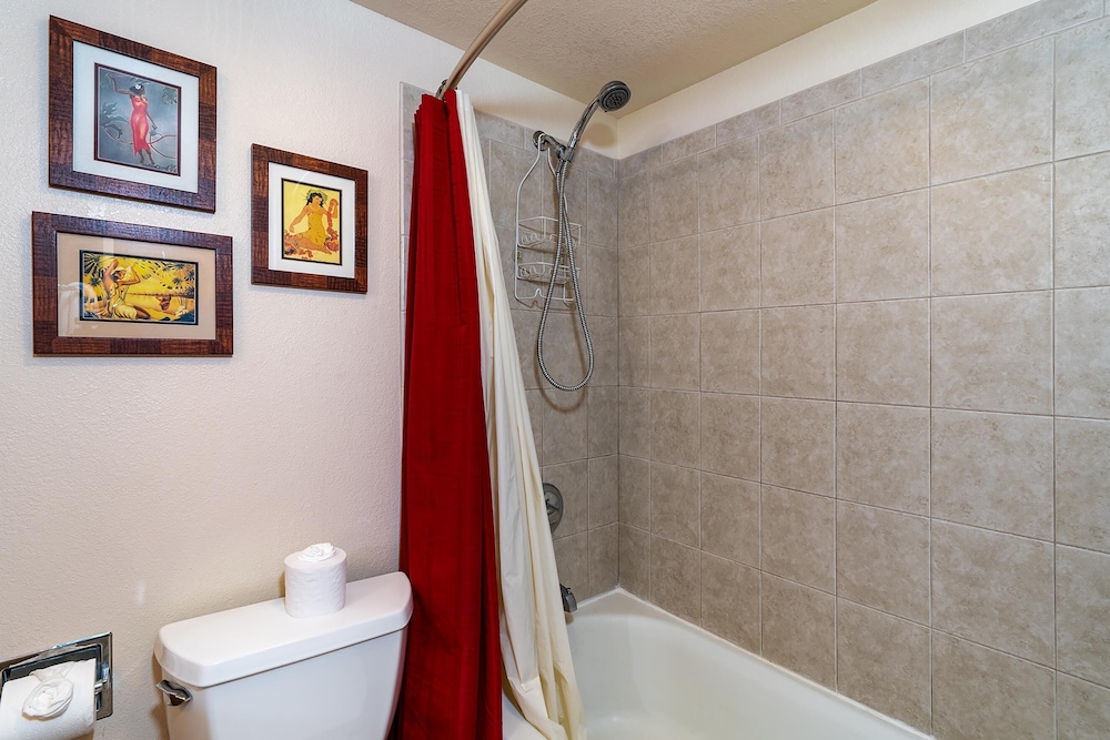 Kamaole Sands 2-204 - Dramatic Ocean and Courtyard Views, 1bd / 2ba, AC, Wi-fi