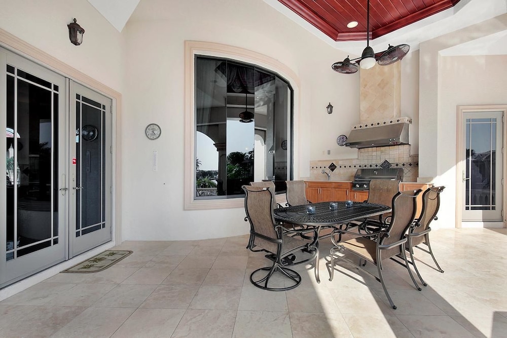 SPIN509 4 Bedroom Holiday Home by Marco Naples Vacation Homes