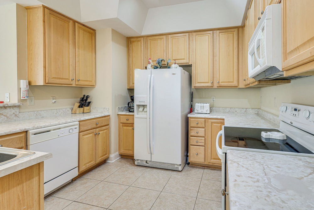 4 Mi to Sunset Beach: Resort-style Family Condo