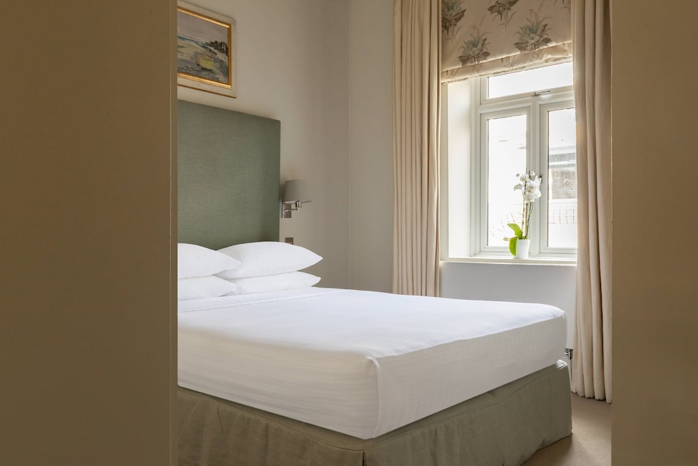 Southwell Gardens II by Onefinestay