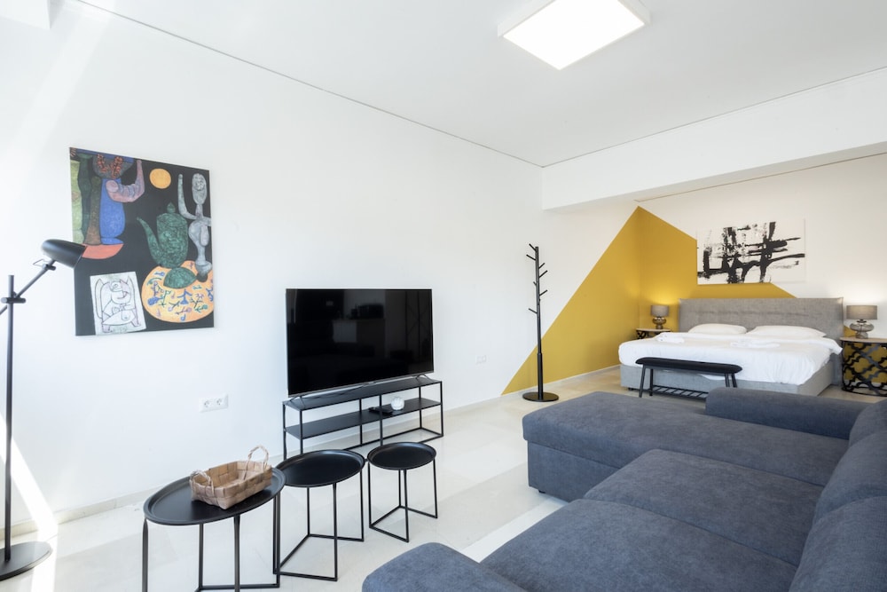Spacious Urban Retreat Central 2-bedroom Haven for 8