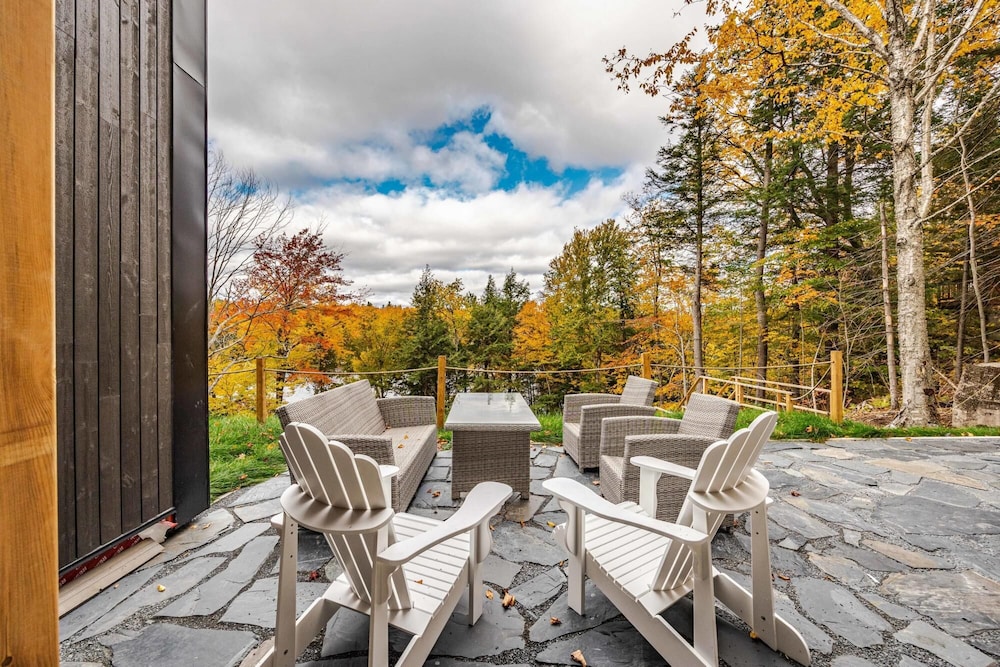 Valhalla - Scandinavian Style Chalet Directly on the Lake With Upscale Amenities and Private hot tub