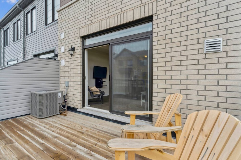 A Brand New 4BR Townhouse in Thorold Retreat