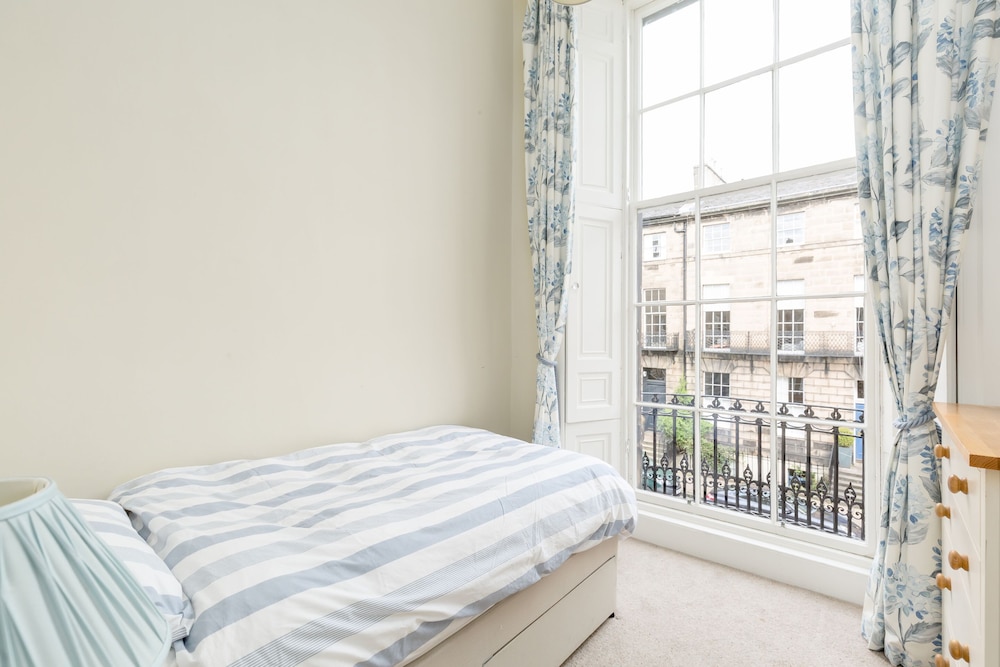 Light and Spacious 2 Bedroom Flat in Heart of Edinburgh view 4