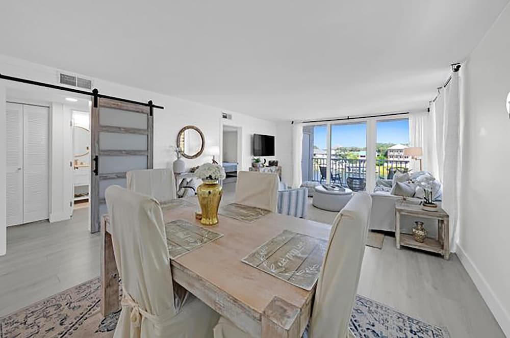 Dolphin Point #401c