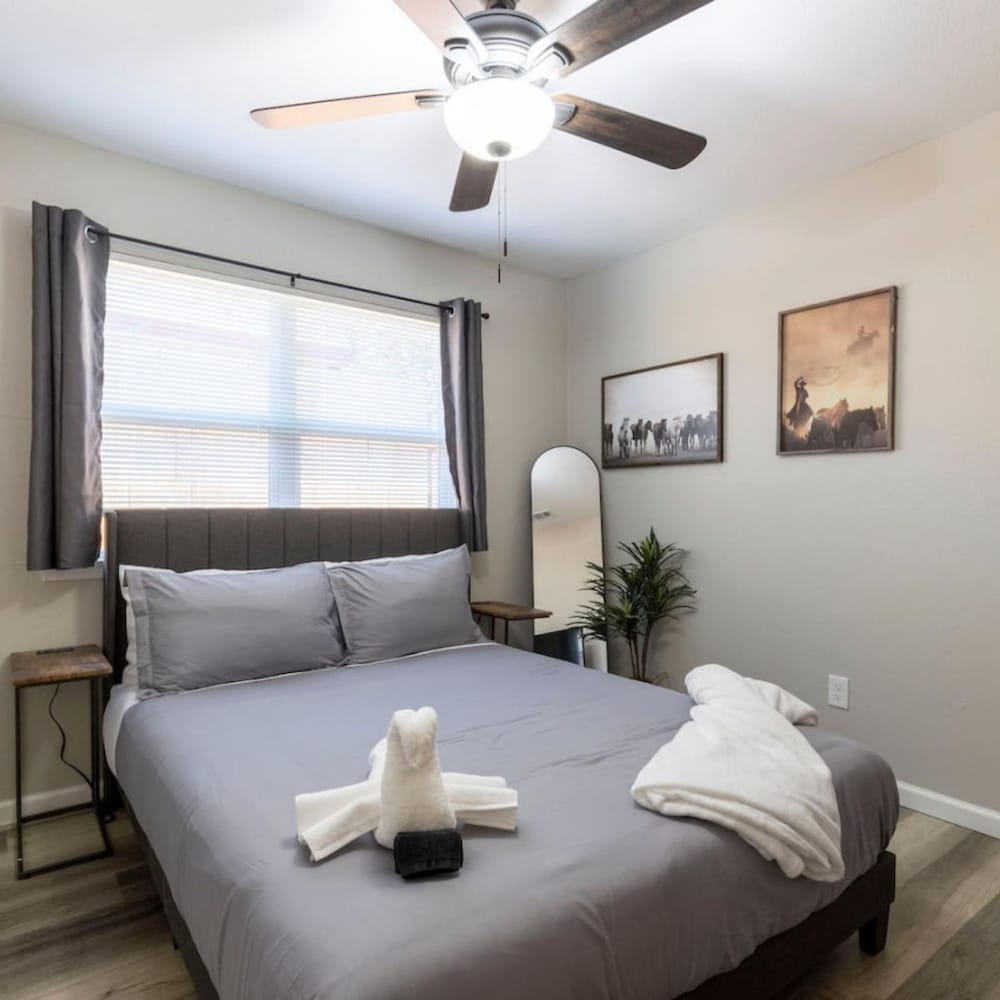 Lux Modern Getaway AT T Stadium Views King Bed