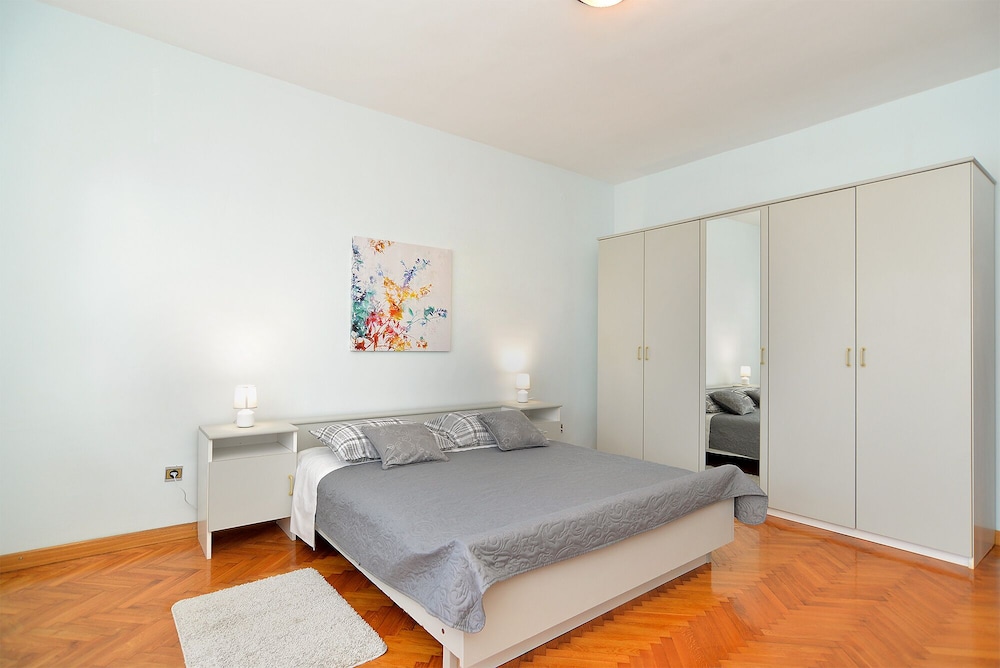 Apartment 1947 view 5