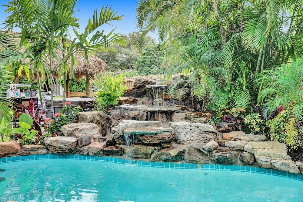 New Waterfront Oasis, Minutes to Beach, Eats, Shops