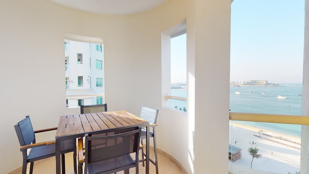 Al Dabas Beach Views 3BD Sleeps 6 Beachfront Beach Pool Access