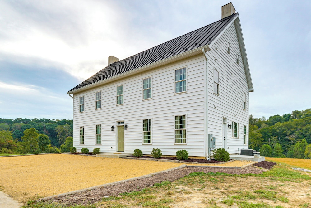 Updated Farmhouse < 2 Mi to Historic Middletown!