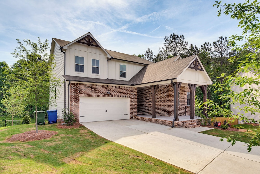 11 Mi to Dtwn: Luxe Atlanta Retreat w/ Deck & Yard