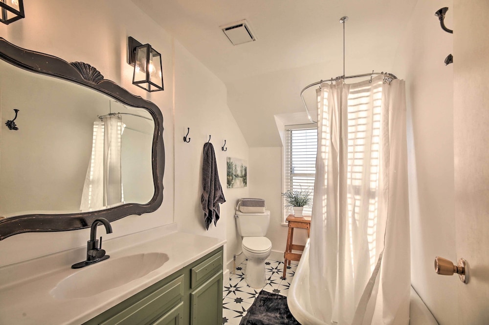 Peaceful Luna Farmhouse With Wraparound Porch! view 4
