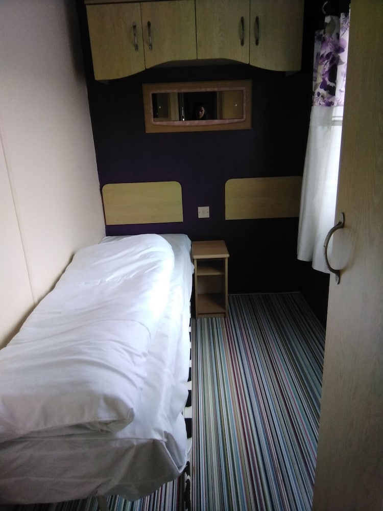 Stunning 3-bed Caravan in Camber Kitesurf Family view 2