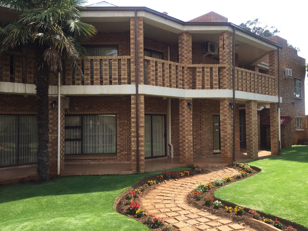 Hotel Lapeng Village - Image 1