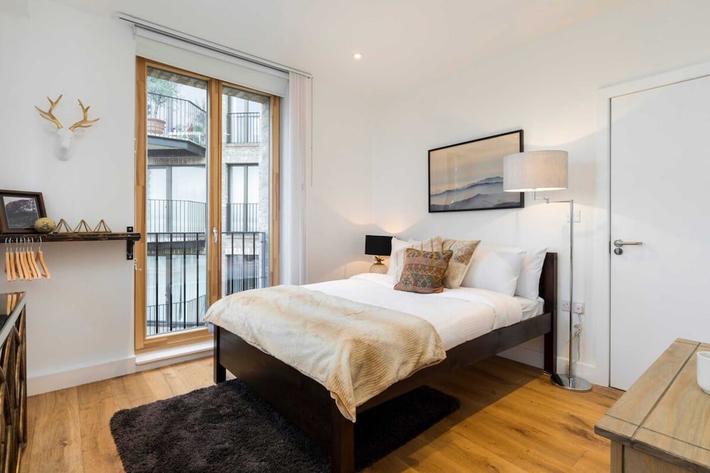 Modern & Designed 2 bed Penthouse Apt Sleeps Five