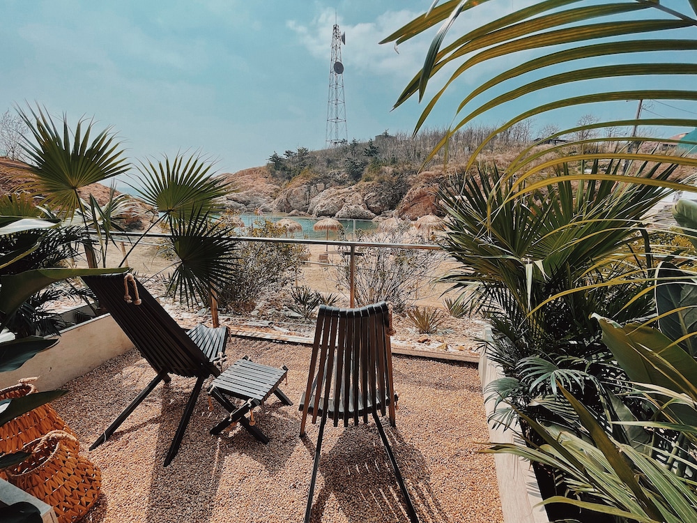 Dalian Sishi Jingyu Beach Resort Hotel