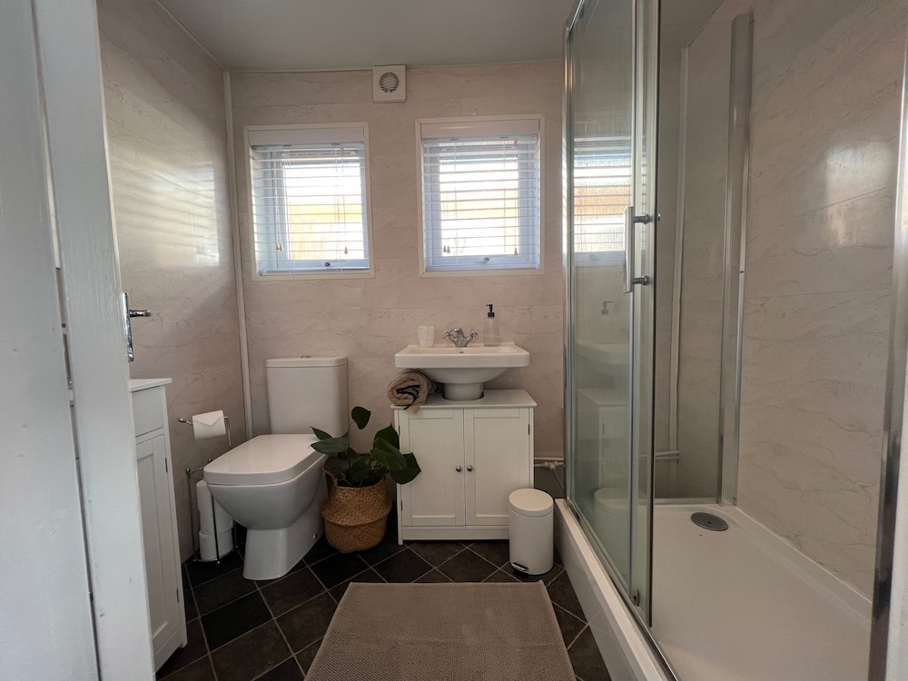Beach Chalet - 2 Bedrooms - 4 Guests - Parking