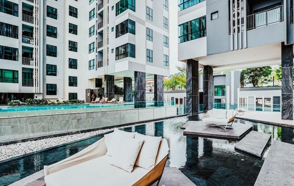 Great Location - Awesome Pool
