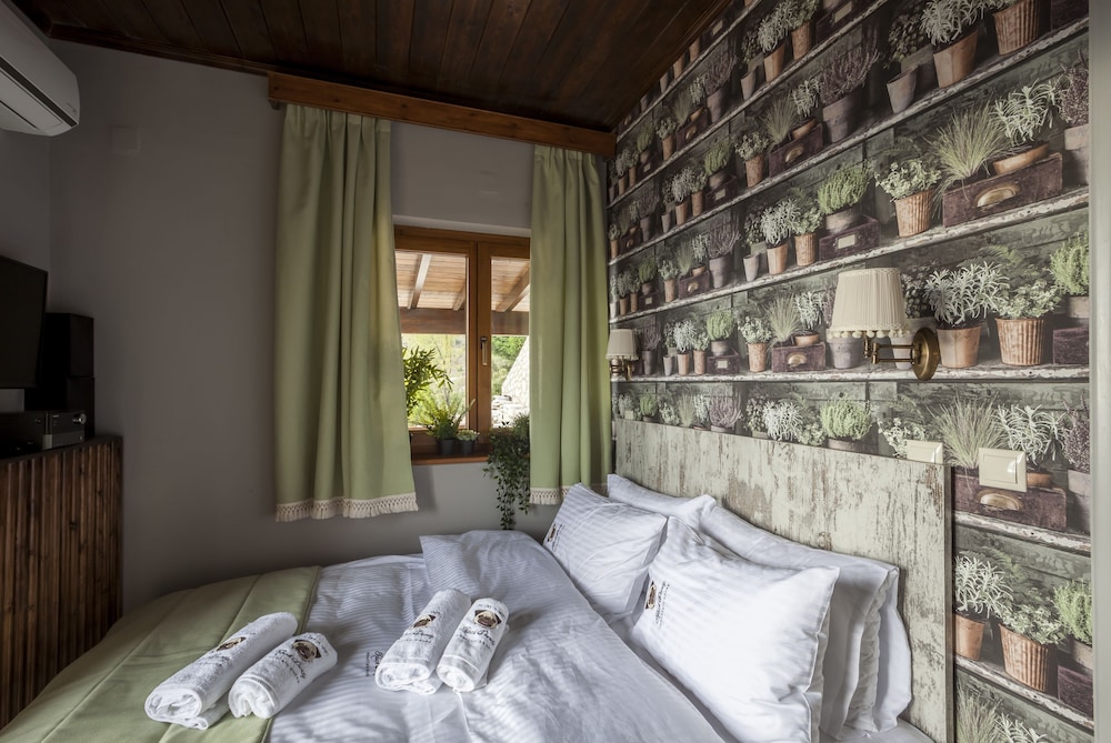 Rock Dandy Deluxe Chalet | Fireplace & Sauna