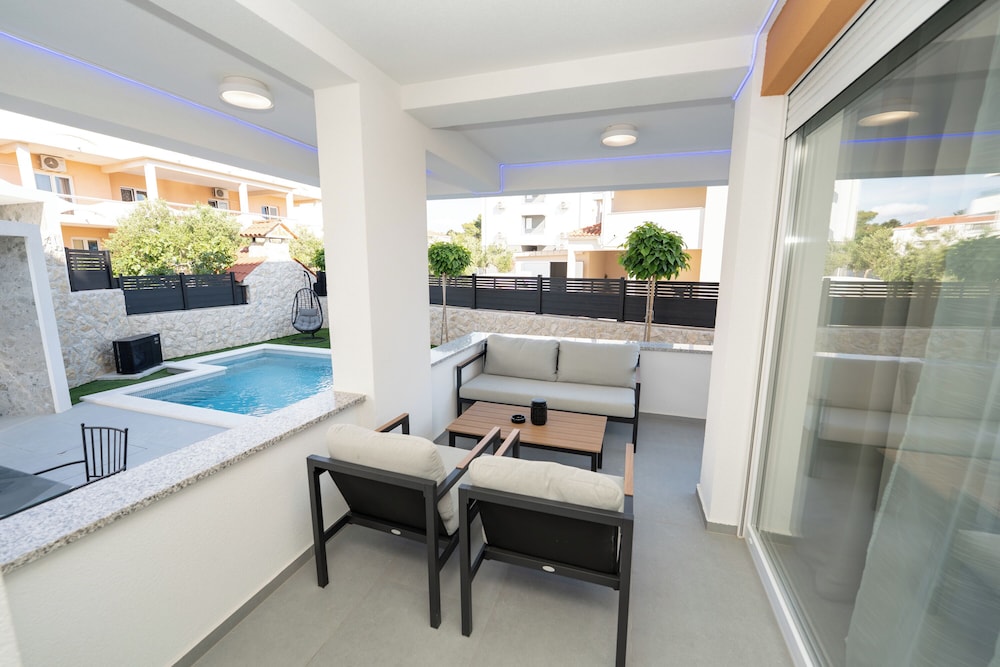 Nova Luxury Residence apartment with private heated pool