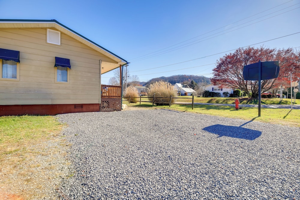 < 1/2 Mi to Damascus Town Park: Cozy Cabin w/ Deck