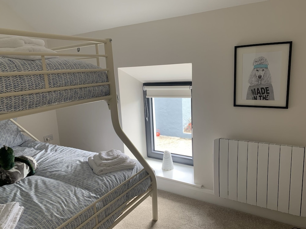 Farm House - Sleeps 7 - Garden - Parking view 4