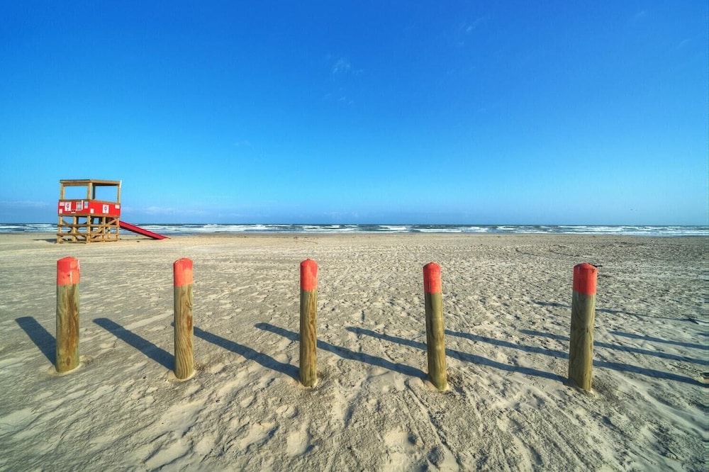 A Beach by Avantstay Near Music, Eats view 3
