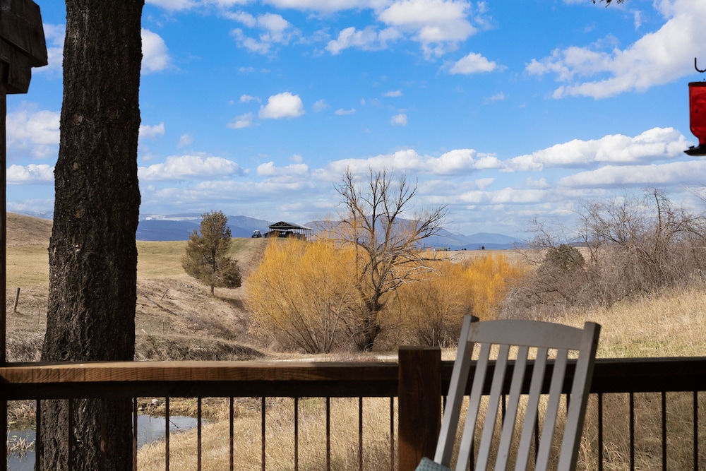 Costitch Lake Homestead Extraordinary Views!