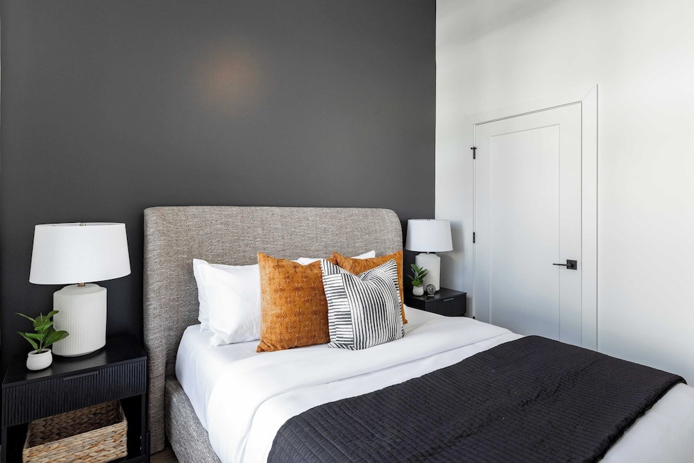 New Build 2 Condos Minutes From Downtown Nashville Dining & Entertainment