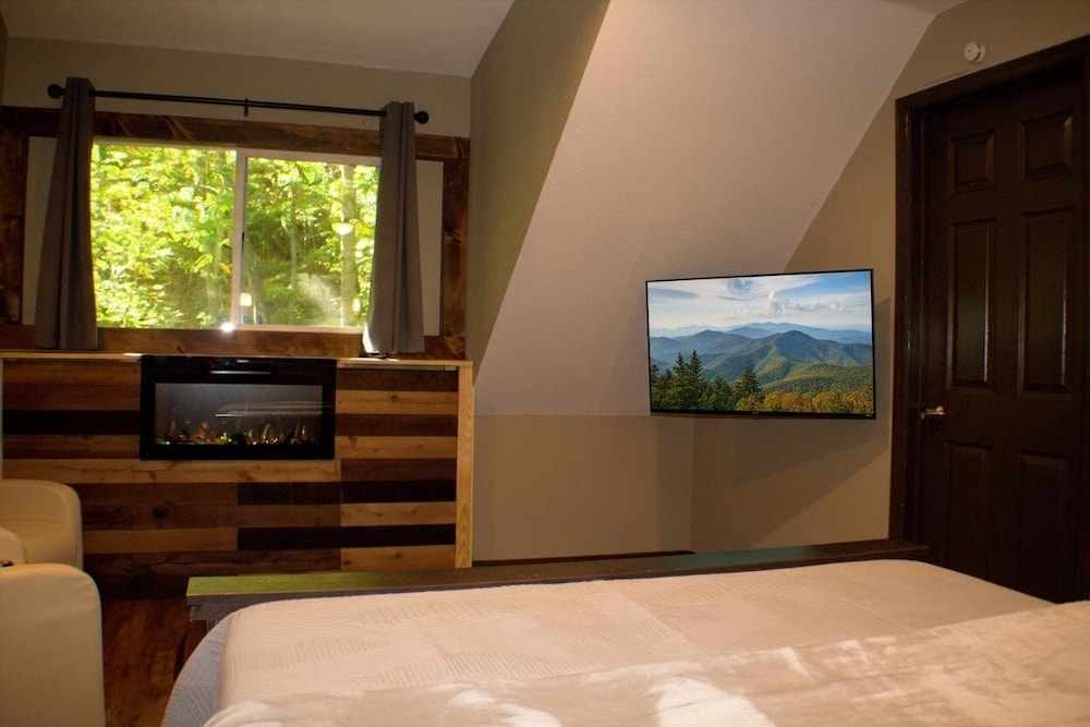 Scenic Solitude 3 Bedroom Cabin