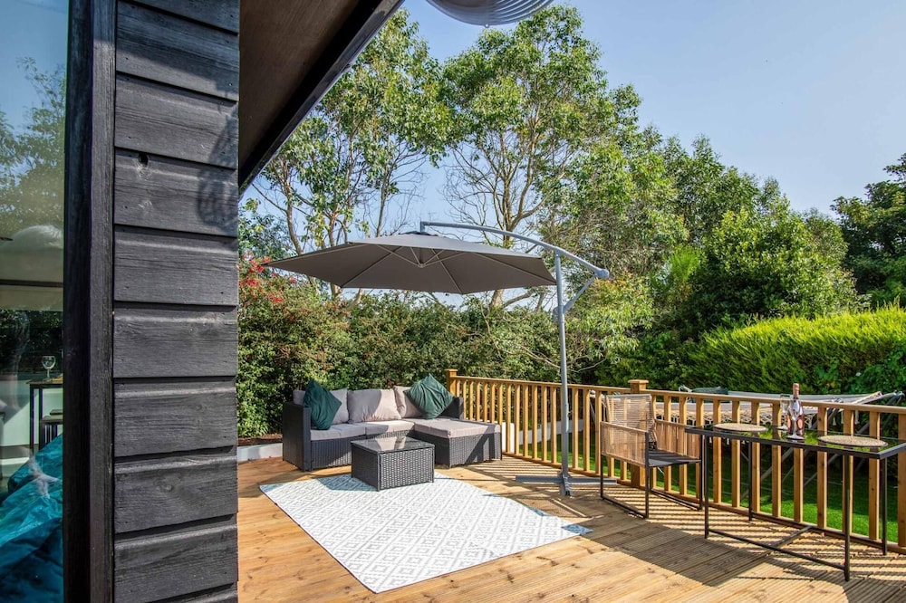 Cedars Lodge - Hot Tub - Penally - Tenby
