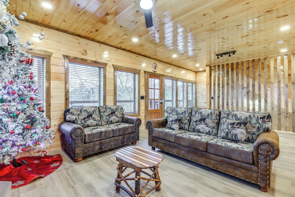 Hot Tub & Spectacular Views: Sevierville Cabin