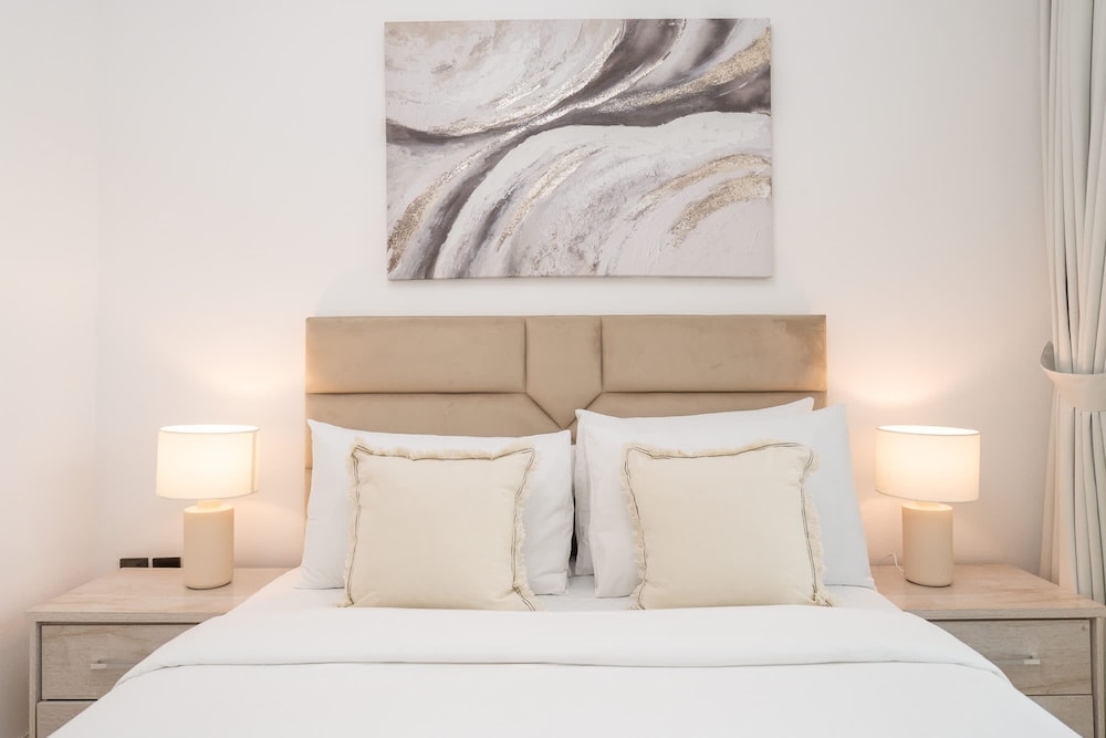 Sleeps 4 in This 2 Bedroom Apartment in Dubai Gate 2