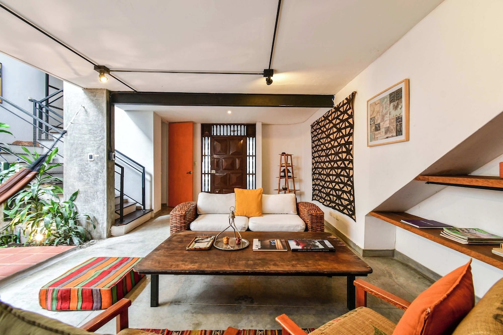 w Bright Colonial 5BR House With Balcony