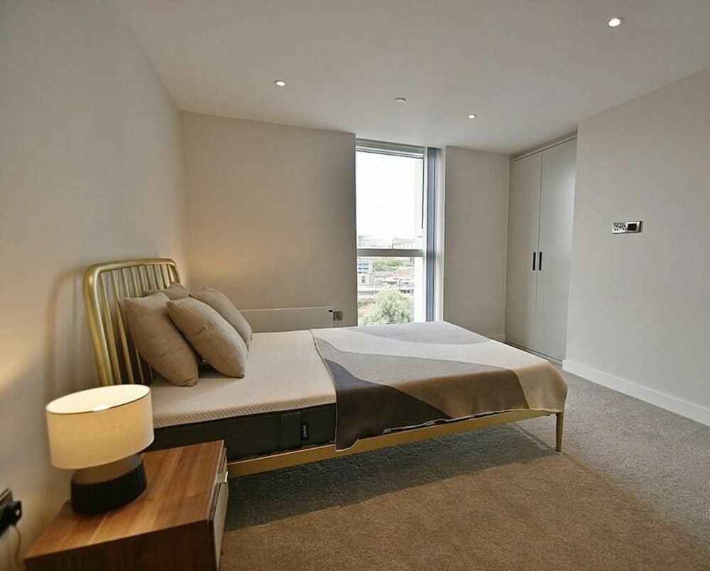 Top Floor 3-bed Penthouse in Manchester view 2