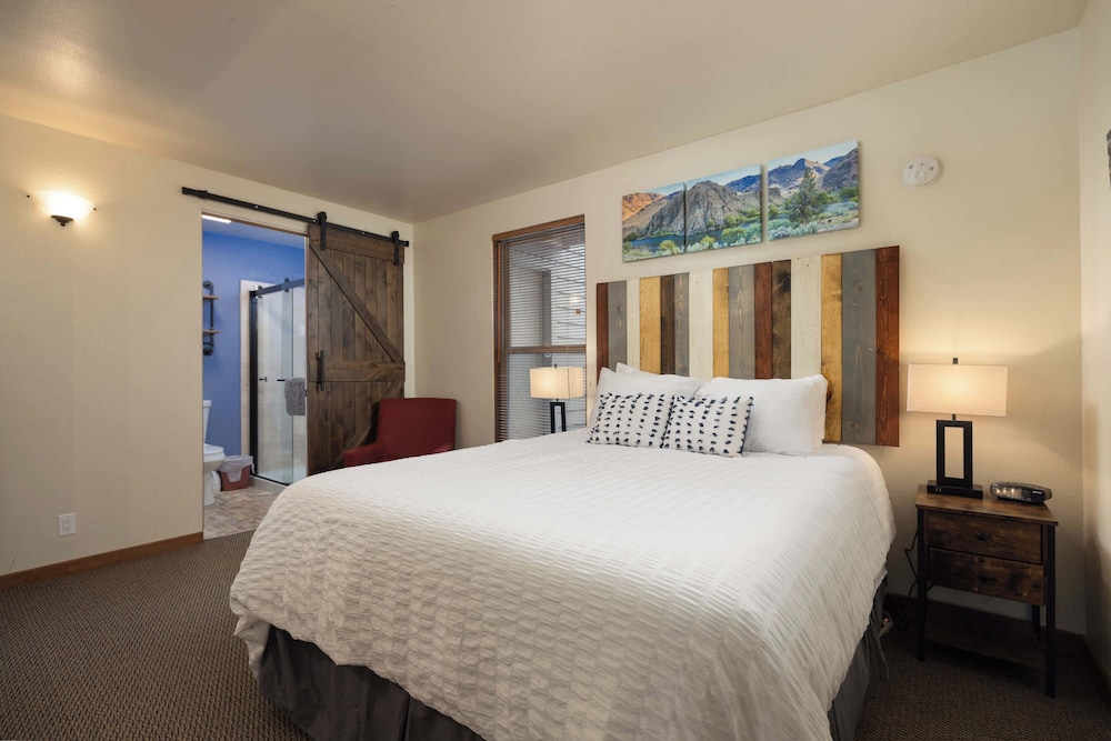 Cozy Cascade Retreat - For 4!