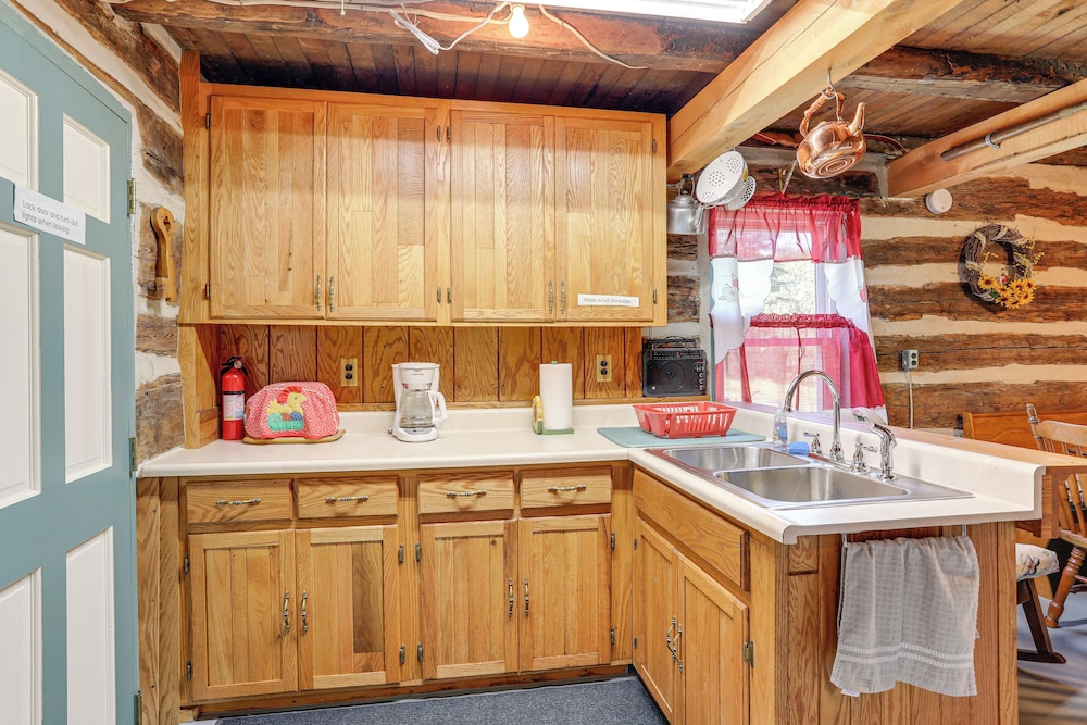 5 Mi to State Parks: Penfield Cabin w/ Fire Pit!