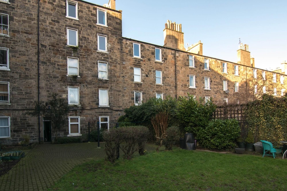 427 Pleasant 1 Bedroom Apartment in Abbeyhill Colonies Near Holyrood Park view 5
