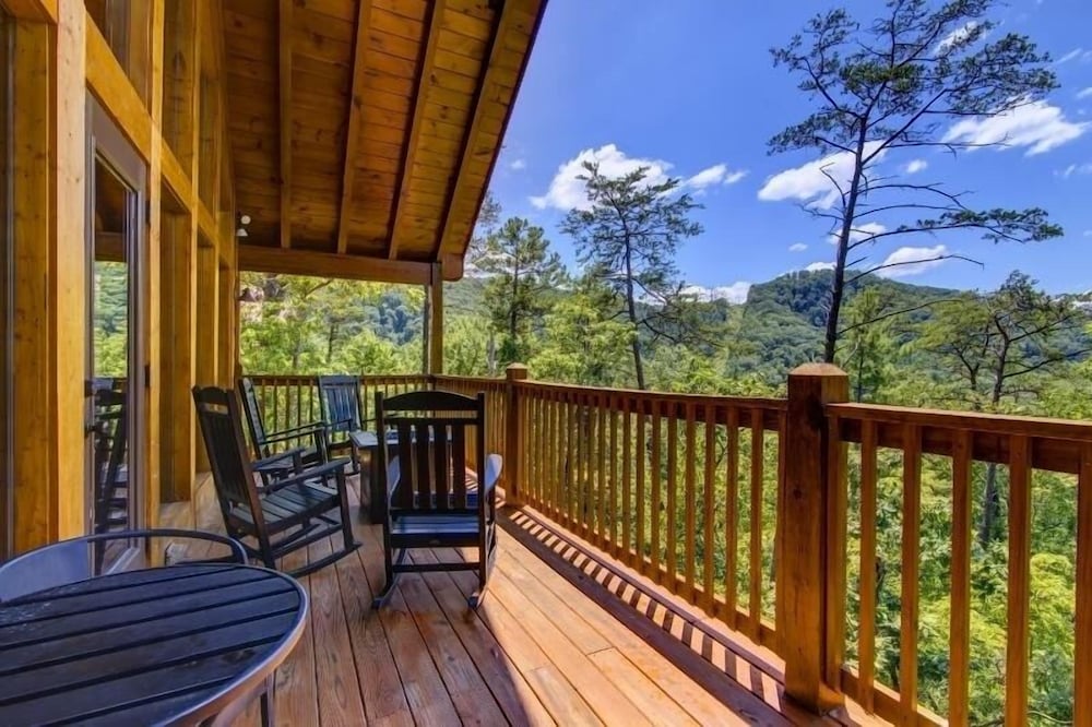 Sundance - 2 Bedrooms, 2 Baths, Sleeps 8 Home by RedAwning