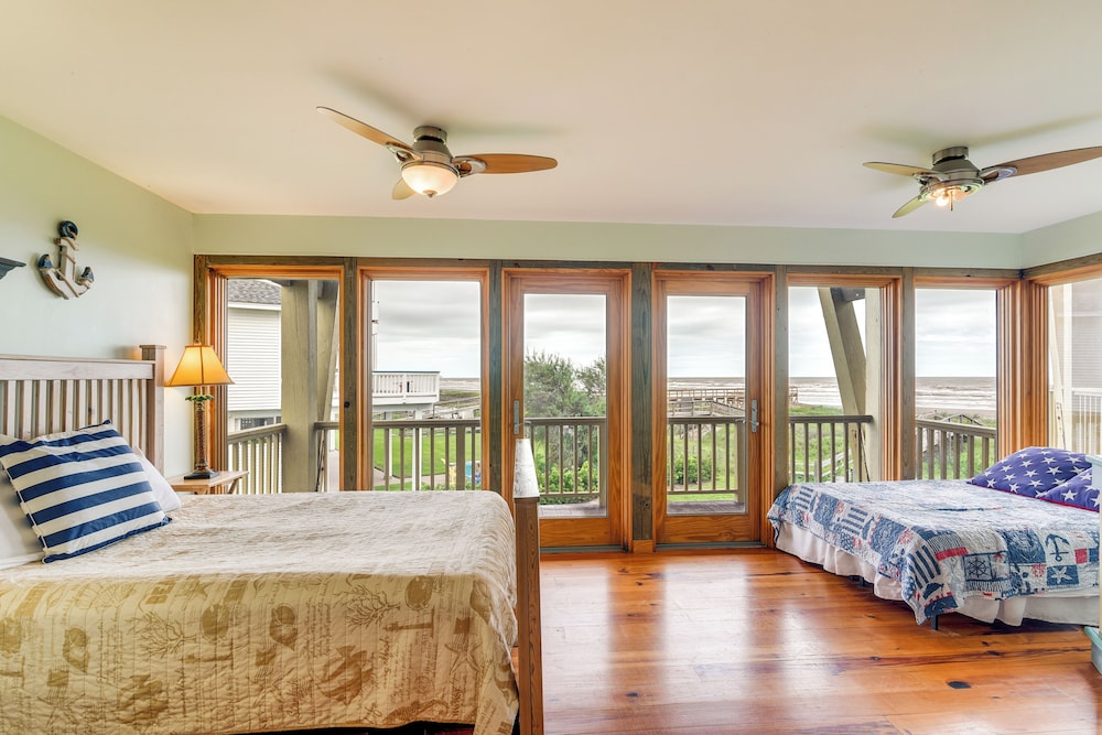 Oceanfront Home w/ Beach Access in Galveston