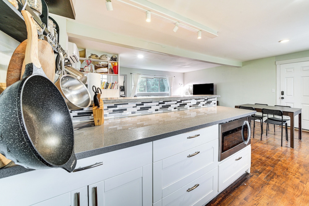 14 Mi to Dtwn Seattle: Sleek Home w/ Large Yard